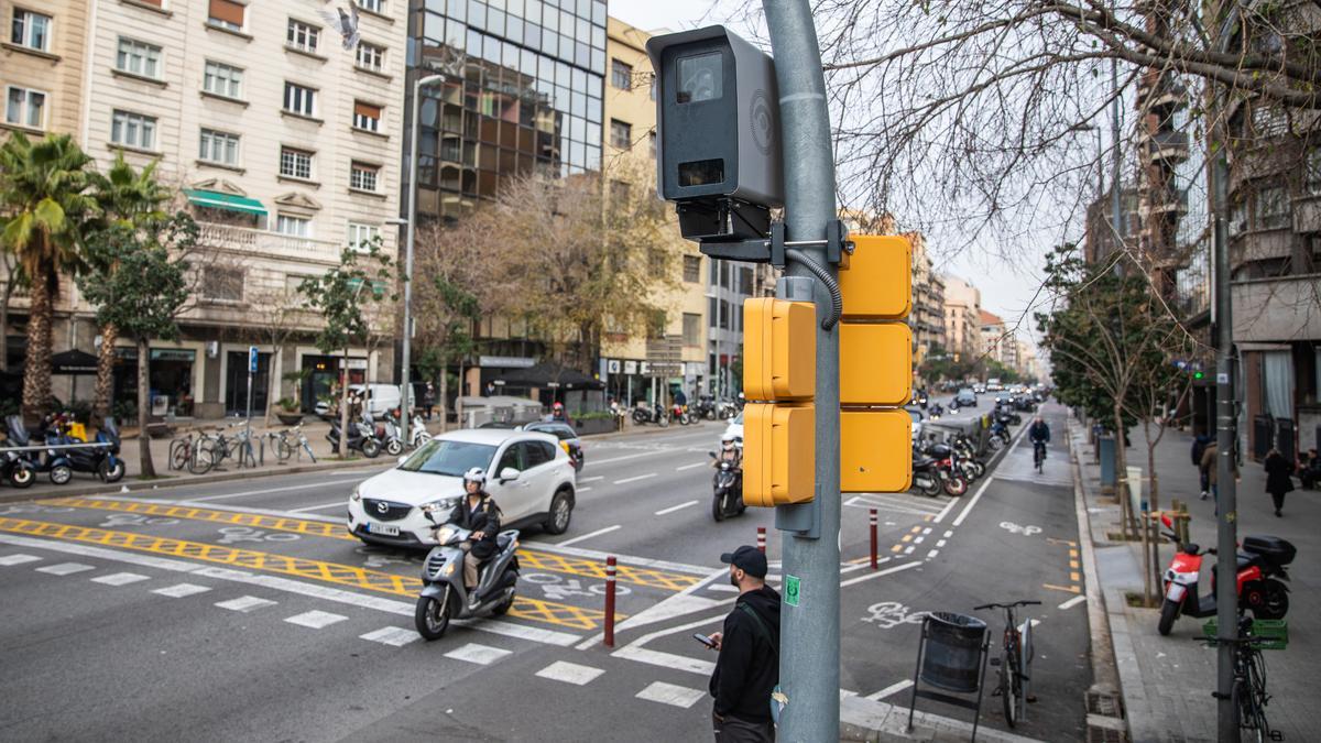 Tráfico en la calle Aragó, en Barcelona, junto al radar instalado entre Comte d'Urgell y Casanova.