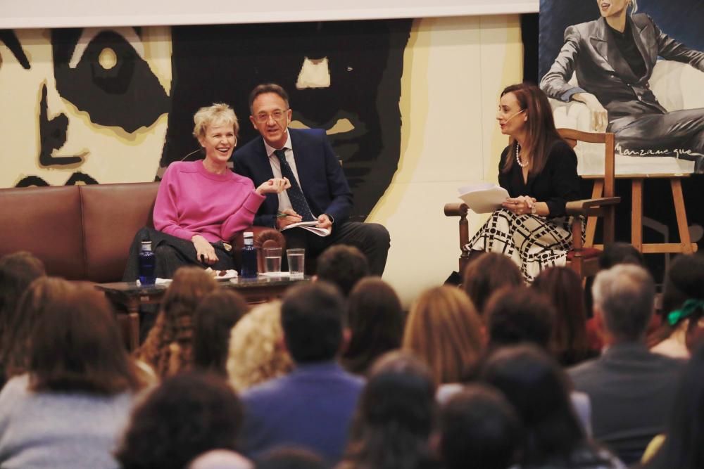 iri Hustvedt mantiene un encuentro con estudiantes en Oviedo.