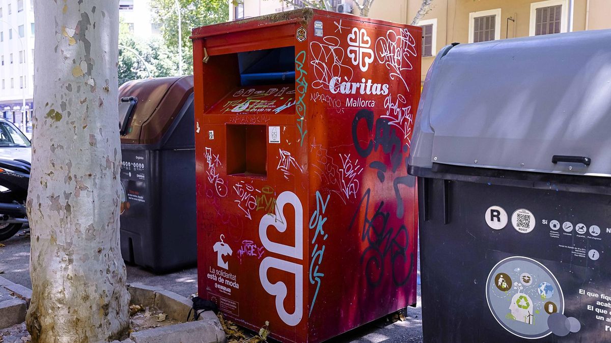 Uno de los contenedores con los que Càritas recoge ropa usada.