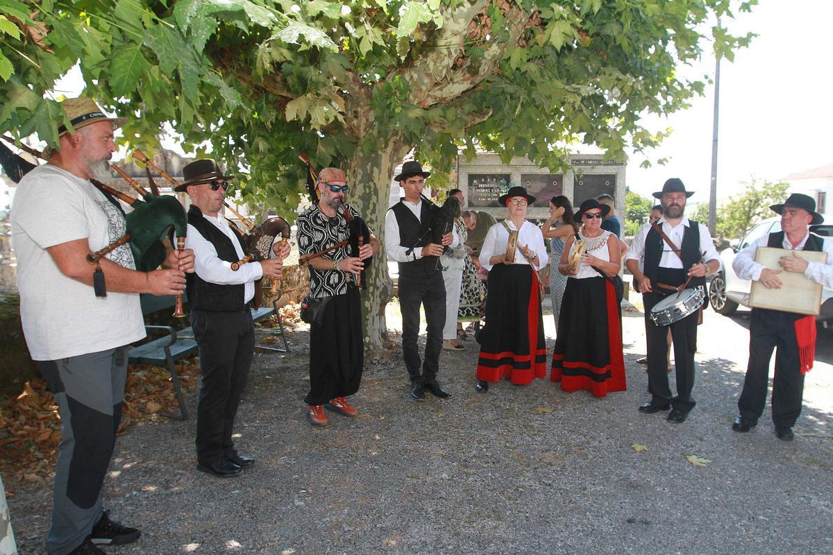 Un grupo de música tradicional en Amoeiro.