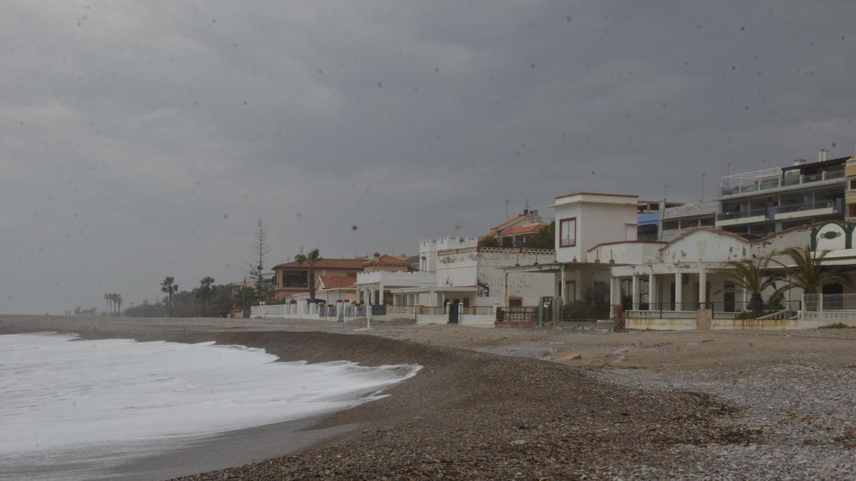 Las 'casetes' de primera línea de playa de Moncofa