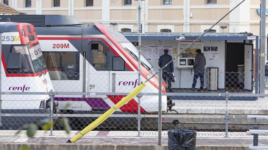 Comienzan las obras del nuevo refugio para viajeros en la estación de l’Alcudia de Crespins