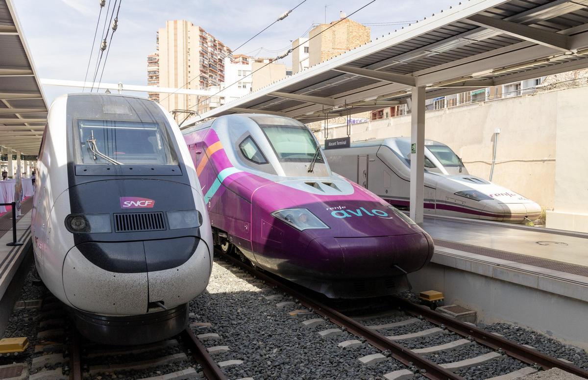 Un tres de Ouigo junto a otro de AVLO en Alicante.