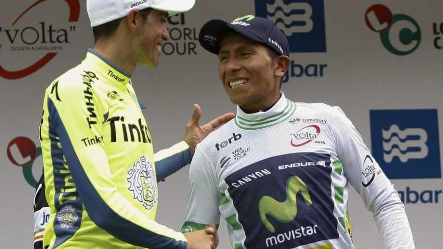 Nairo Quintana (derecha) y Alberto Contador se saludan en el podio de la Volta a Catalunya. // Quique García