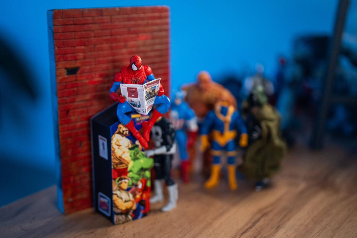 Barcelona. David Cubero, especializado en toy photography, posa con una figura de Spiderman durante un reportaje sobre su trabajo recreando escenas de vacaciones con personajes de ficción y superhéroes. 24 de julio de 2026. Cultura. AUTOR: ZOWY VOETEN
