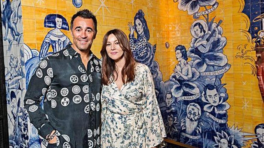 Jorge Llovet junto a Monica Bellucci en Patio de Leones.