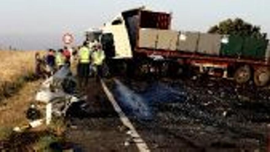 Una colisión causa un muerto y cortes de 5 horas en la carretera de Badajoz