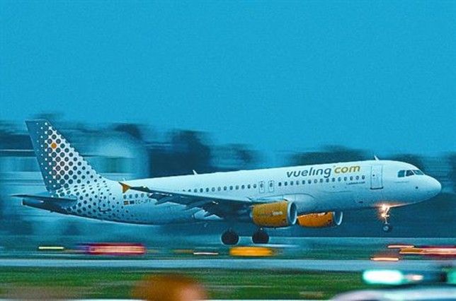 Despegue 8 Un avión de Vueling abandona El Prat.