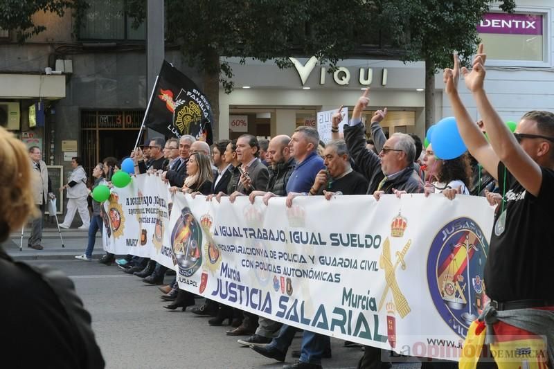 Miles de policías claman en Murcia para exigir "equiparación real" de sus salarios