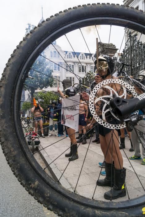 Los bomberos protestan en bicicleta y ropa interior por las calles de Oviedo