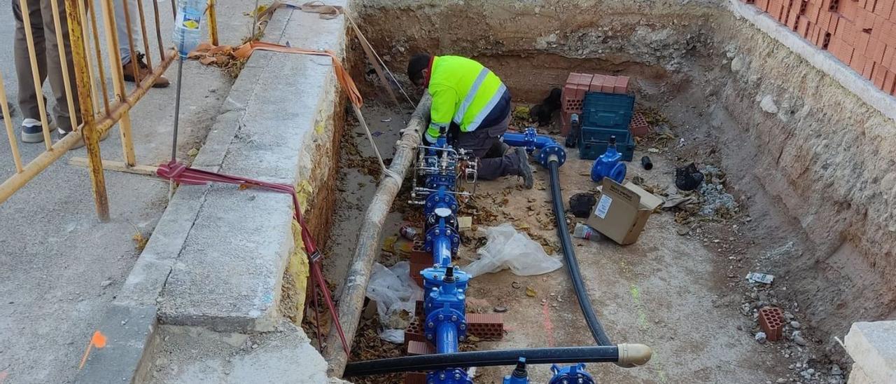 Un operario trabaja en las conducciones de la red de agua reparadas en Ontinyent.  | LEVANTE-EMV