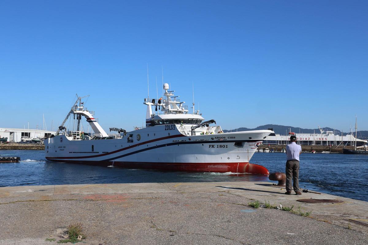 Salida del arrastrero congelador &quot;Argos Cíes&quot; desde el muelle de Beiramar, camino a su campaña más reciente en Malvinas.