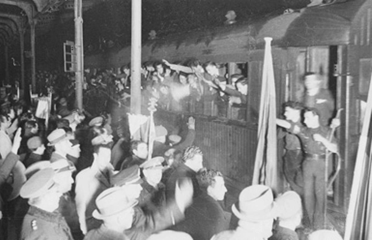 Estación del Campo Sepulcro en 1941, plagada de falangistas.