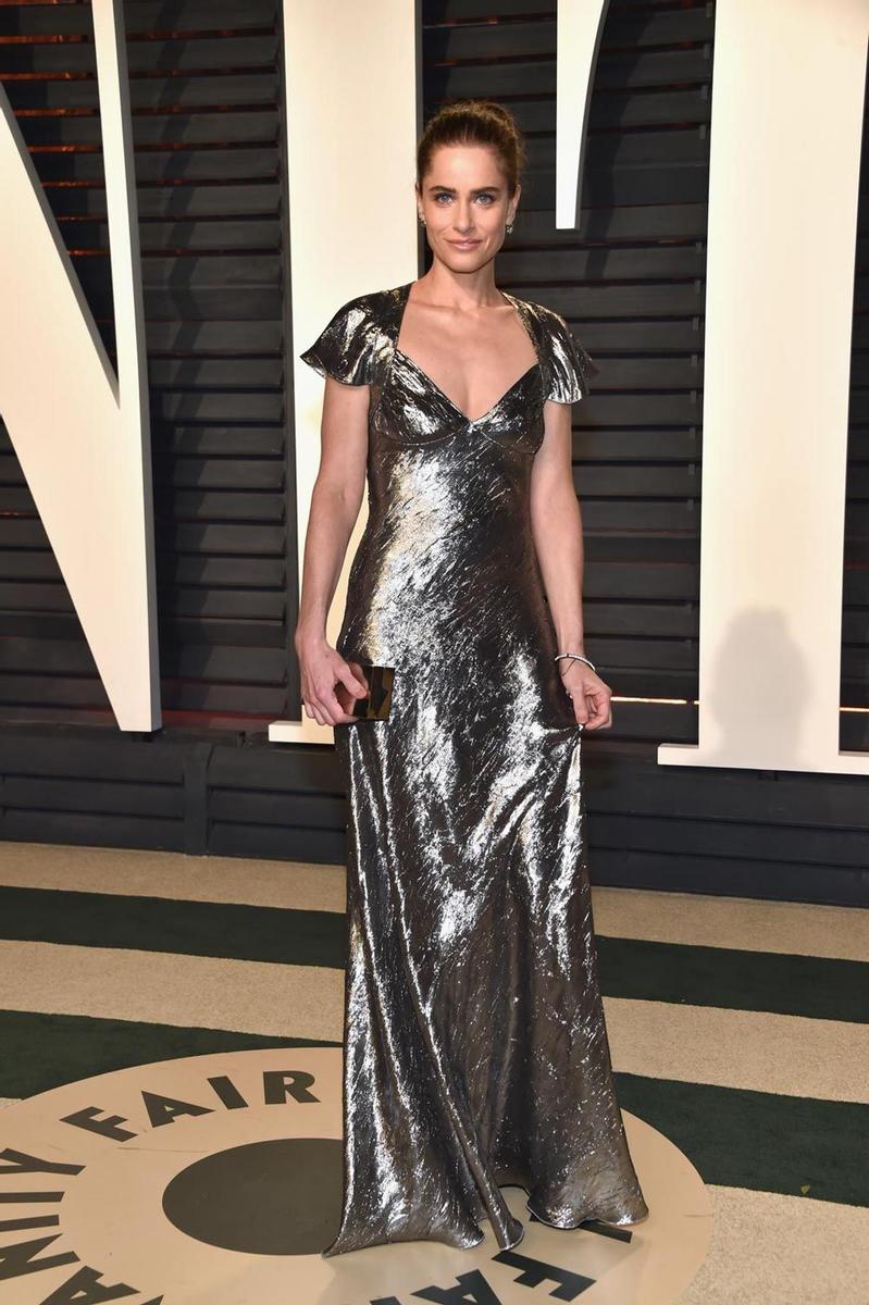 Oscar 2017: Amanda Peet, con vestido metalizado en la fiesta de Vanity Fair