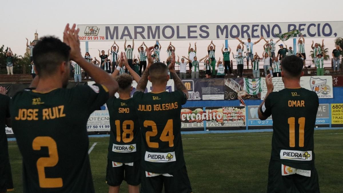 Los jugadores del Córdoba CF saludan a los aficionados blanquiverdes en el Estadio de La Isla.