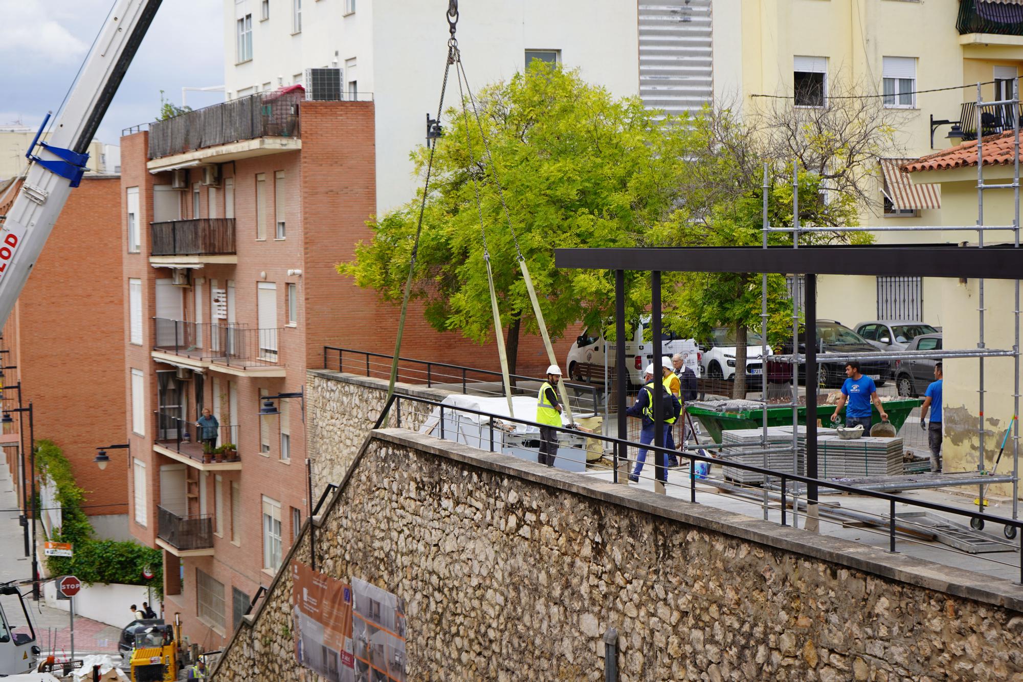 Inician el montaje de las escaleras mecánicas del Mercat de Ontinyent