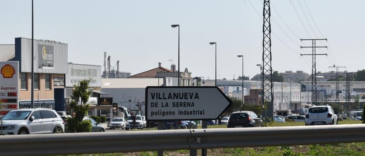 Panel indicativo de Villanueva de la Serena situado junto al centro de ocio Las Cumbres, en Don Benito.