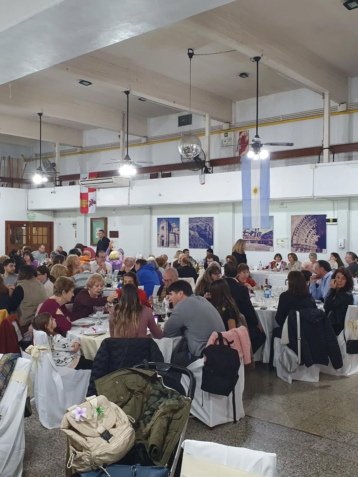 El salón, lleno para el festejo.