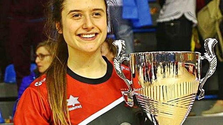 María Sanjurjo, con la Copa de la Reina ganada con el Gijón.