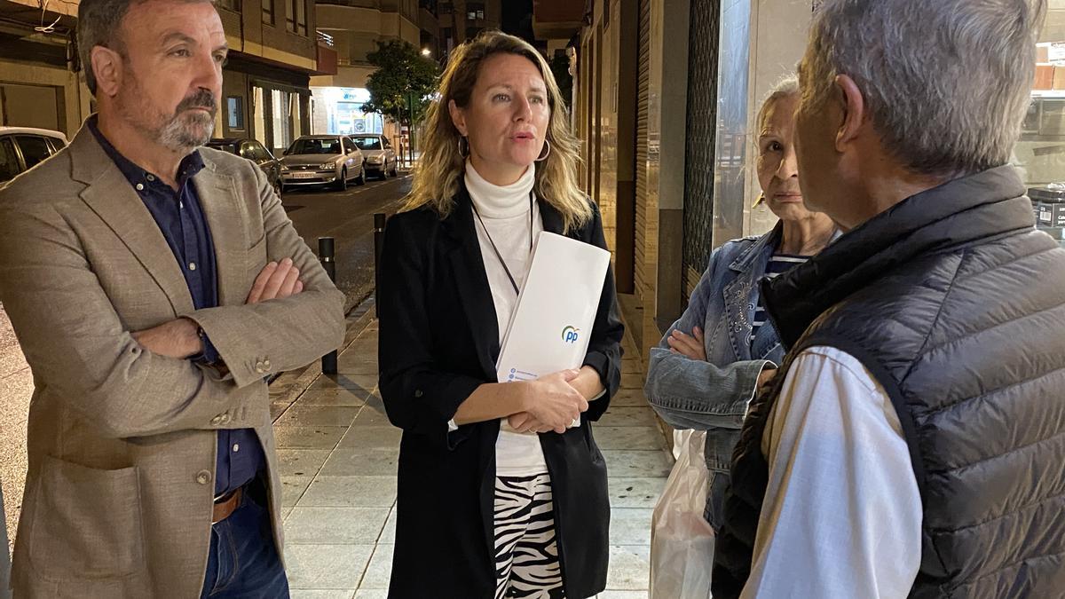 Begoña Carrasco y Juan Carlos Redondo, con representantes vecinales y comerciantes.