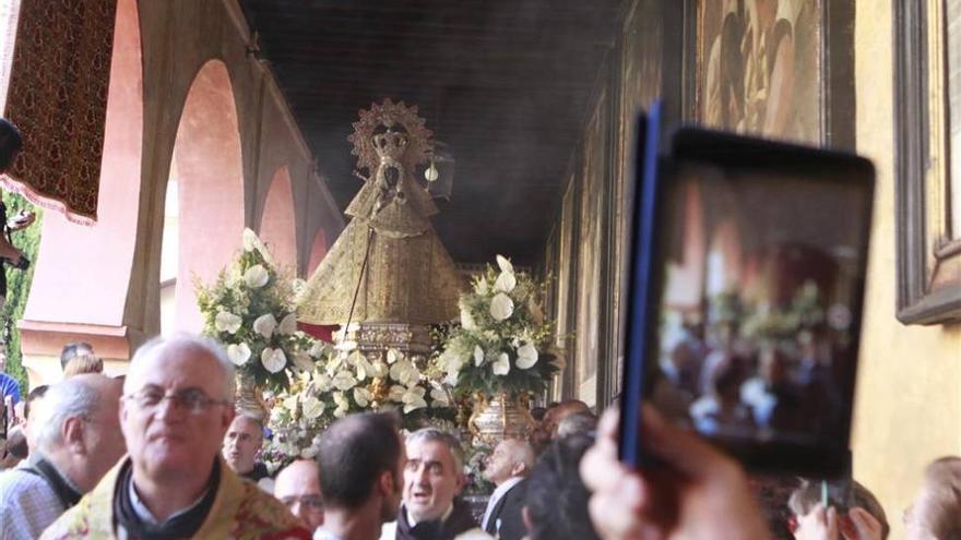 Miles de personas abarrotan el santuario de la patrona en el día grande de Extremadura