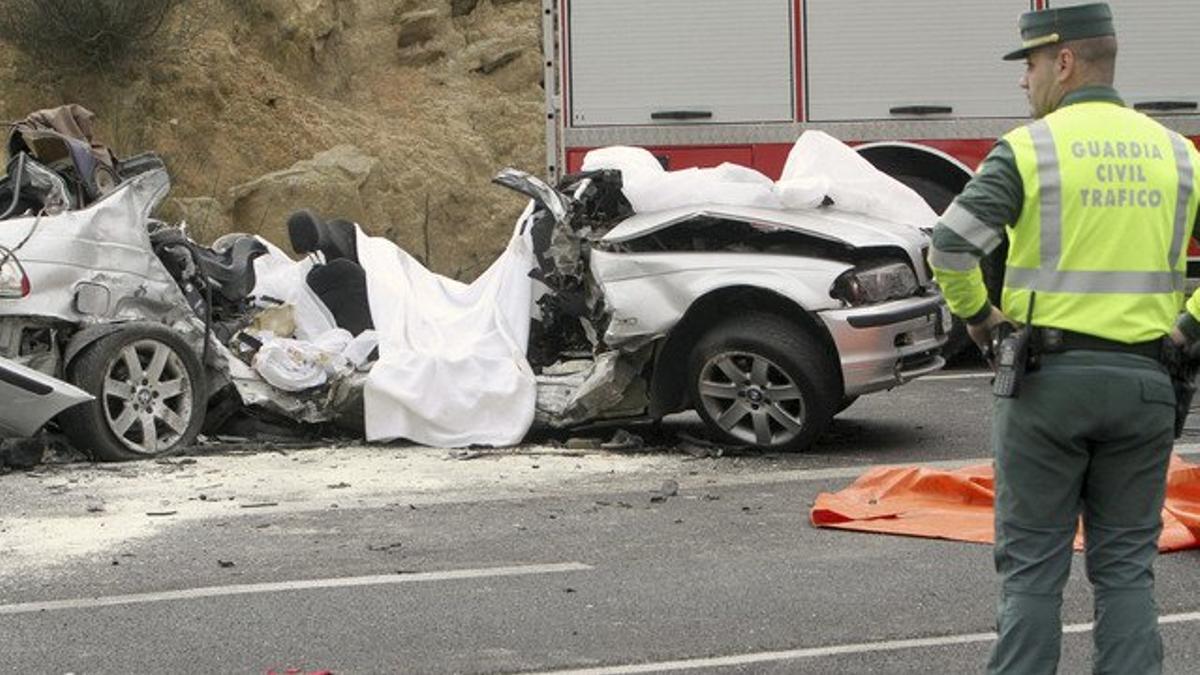 Un guardia civil permanece junto a uno de los coches accidentados en la VG-4.3, en Pontevedra, este martes.