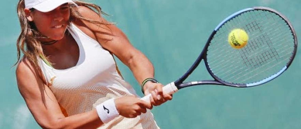 La tenista vilagarciana ha tenido que regresar de Grecia donde estaba jugando un torneo. // FDV