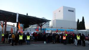 Trabajadores de Nestlé frente a la planta de la multinacional en Girona, que vive su primera huelga en 18 años.