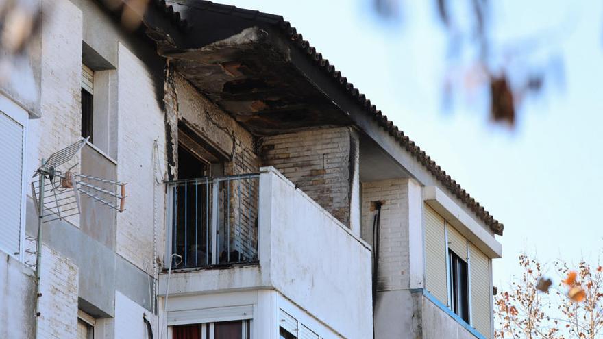 Dos fallecidos y un bebé en la UCI en un incendio  en Huelva