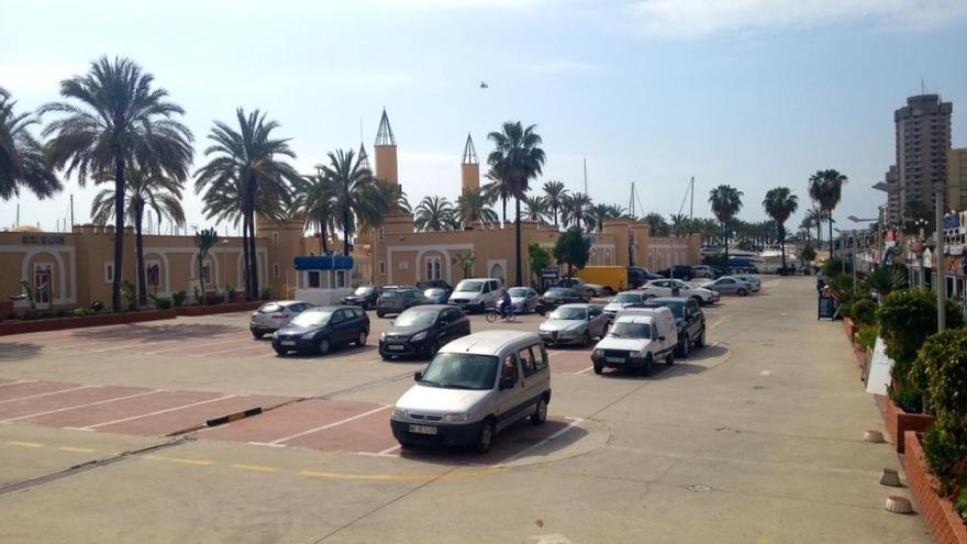 Zona de aparcamientos en el puerto de Fuengirola.