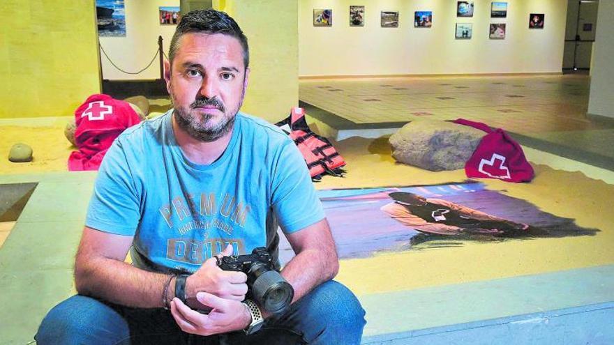 El fotógrafo Borja Suárez, en la sala Felo Monzón del Ateneo Municipal de Vecindario, donde se encuentra su exposición ‘SOS: Humanidad en peligro’. | | ANDRÉS CRUZ