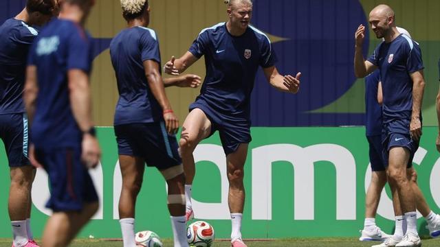Erling Haaland, al mig, durant l’entrenament de Noruega, ahir a Dallas. | MARISCAL / EFE