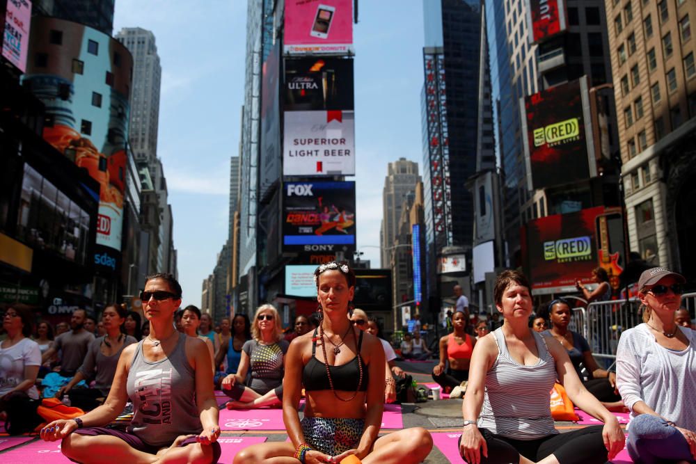 Cientos de participitantes practican yoga en Times Square con motivo del Día Internacional del Yoga