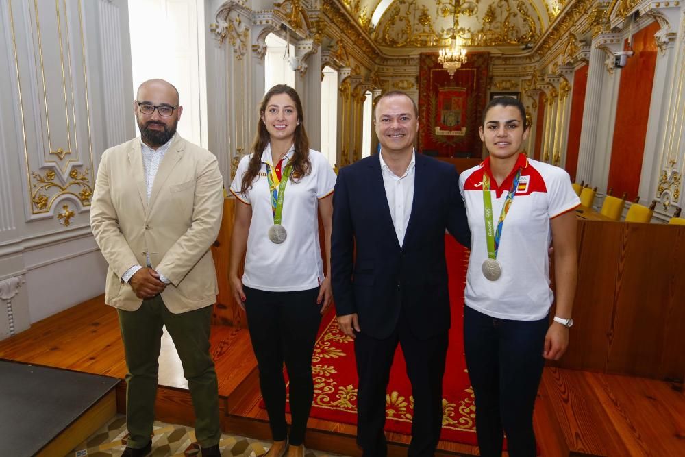 El Ayuntamiento homenajea a las medallistas grancanarias de baloncesto