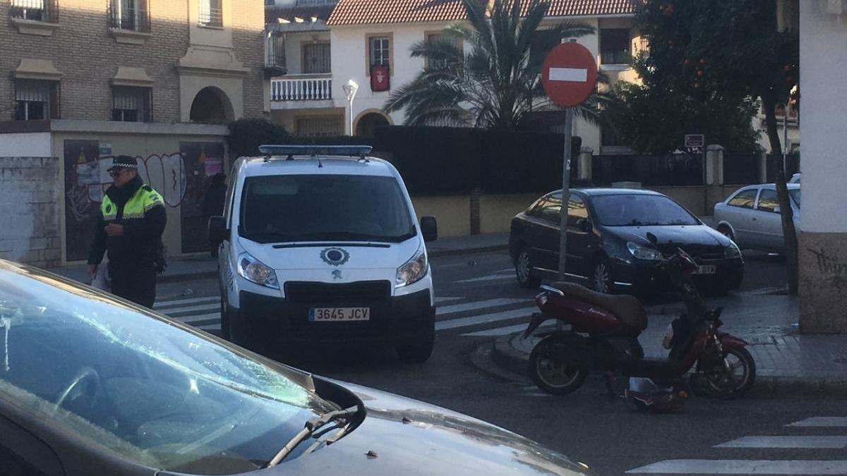 Herido un motorista en una colisión con un coche en Córdoba