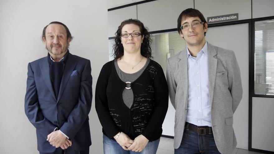 Silvia Montejano, junto al asesor de la patronal Carlos Sedano y al conseller Iago Negueruela.