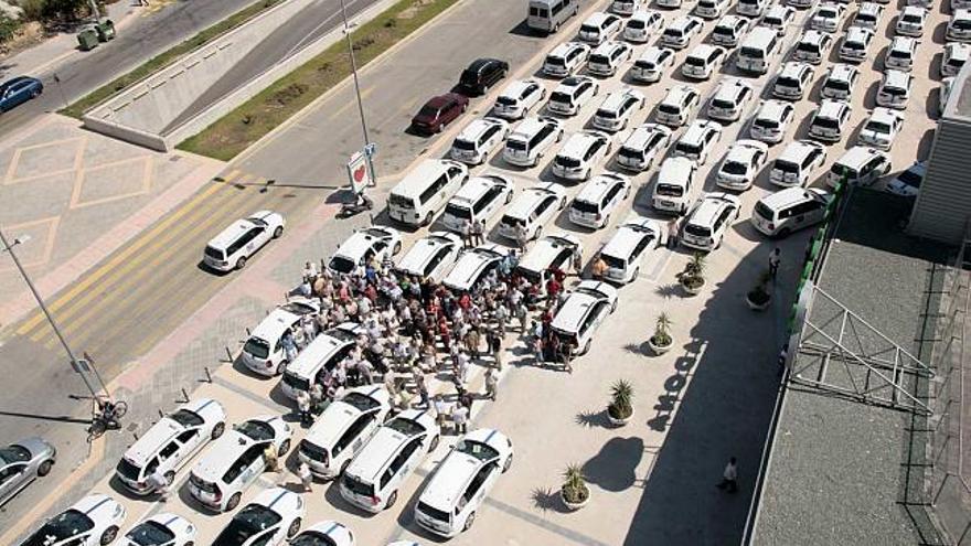 Más de 150 conductores tomaron la explanada de la estación de autobuses de Benidorm para reclamar más seguridad ante la última agresión a un compañero