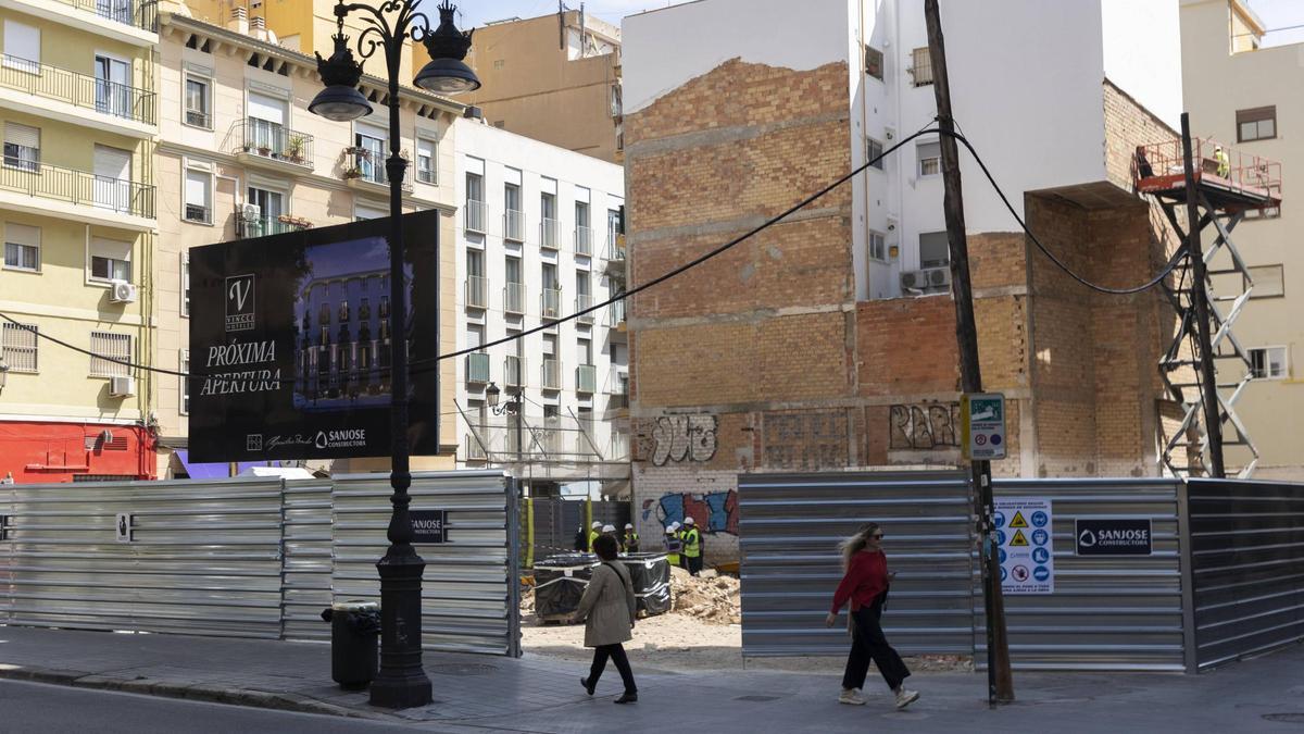 Trabajadores en el solar donde se construye el Hotel Vincci, en la calle Guillem de Castro de València.