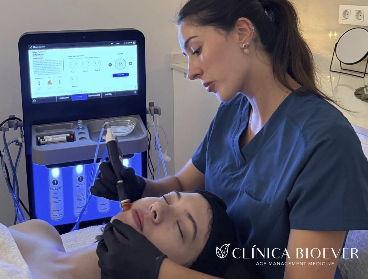 EMFACE, lifting sin cirugía. Tecnología no invasiva que eleva el rostro sin agujas. |