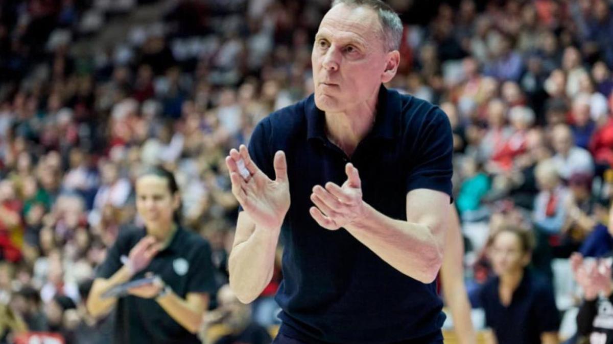 Roberto Íñiguez animant al seu equip, durant un partit