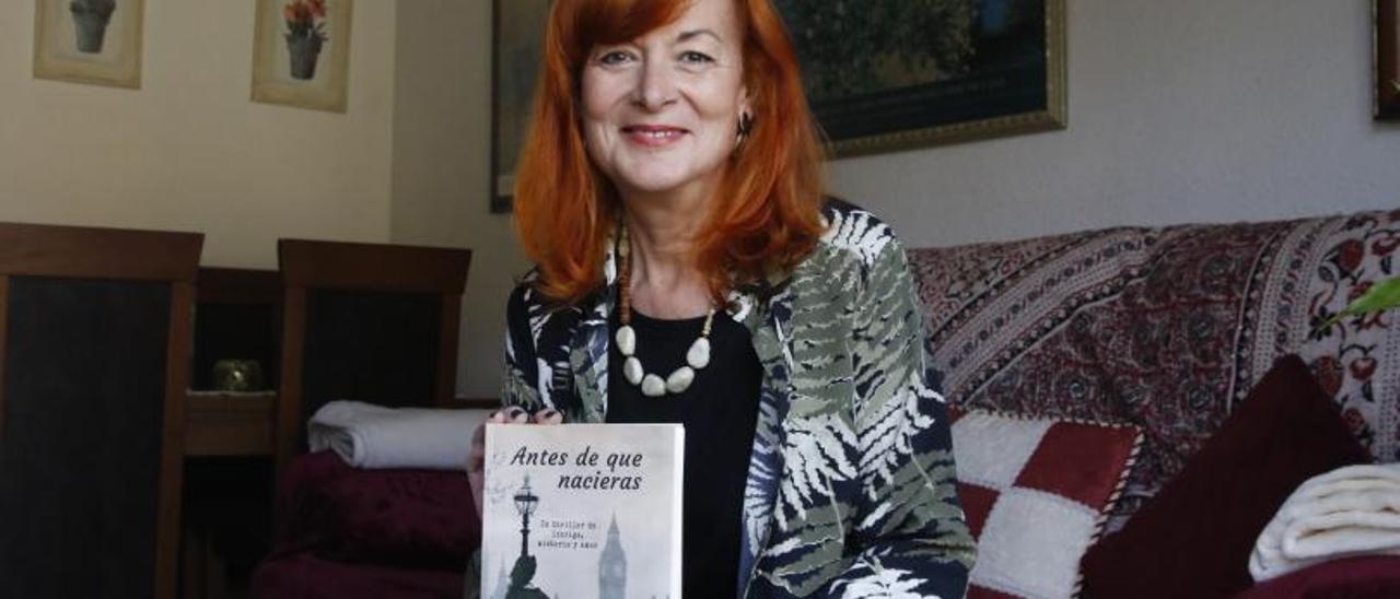 La escritora Luccia Gray sostiene su última novela. | A.J. GONZÁLEZ