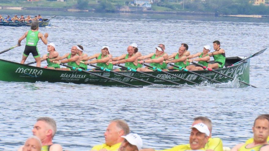 Los veteranos de Samertolaméu, en una regata anterior. | Remeirando