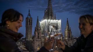 Barcelona obliga a cambiar las luces del polémico anuncio de la fachada de la Catedral