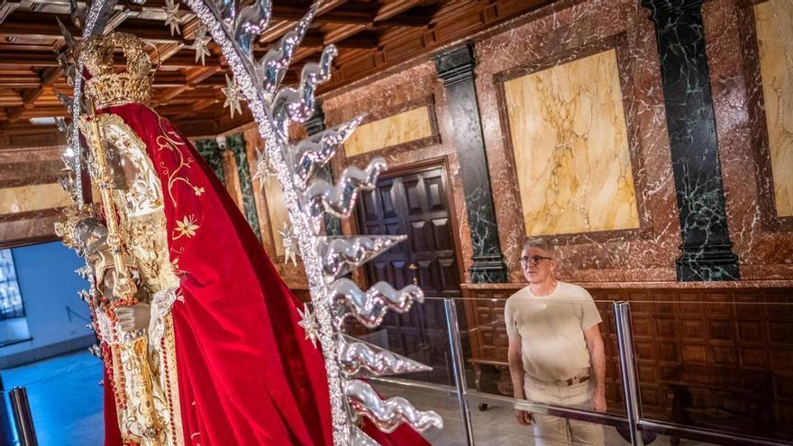 Jaime Estévez (63 años, camarero de la Virgen de Candelaria): "La patrona de Canarias recibirá al papa León XIV con una vestimenta sencilla, pero elegante"
