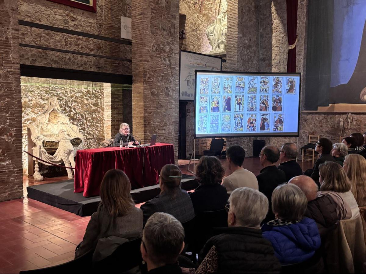 Estrella de Diego, a l'inici de la xerrada, projectant el tarot de Gala, sota la cúpula del Teatre-Museu Dalí de Figueres.