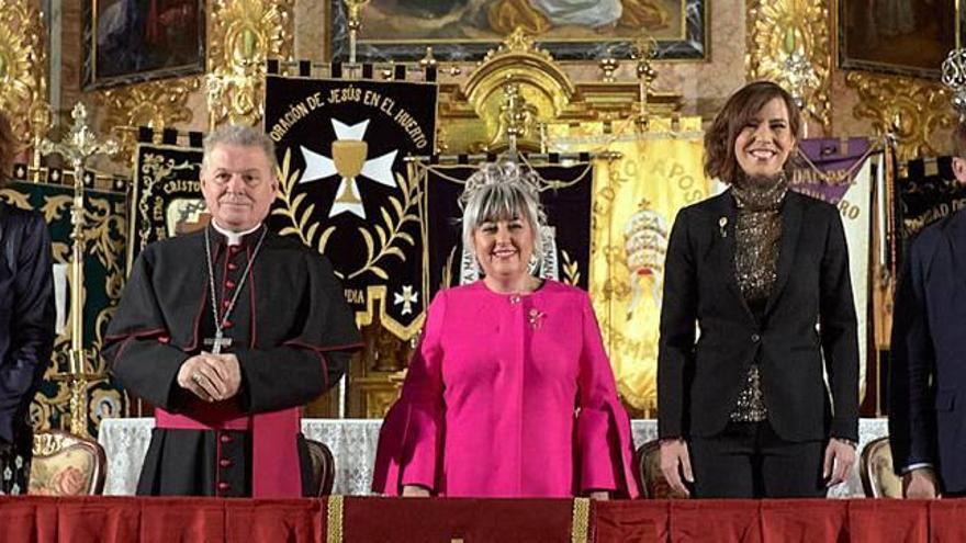 El pregonero Orduña, a la derecha, con la alcaldesa, la madrina, el abad y la presidenta de la Semana Santa de Gandia, el domingo.