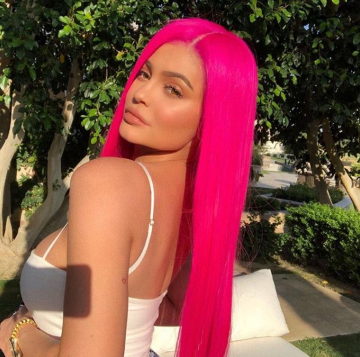 Kylie Jenner con peluca rosa fucsia