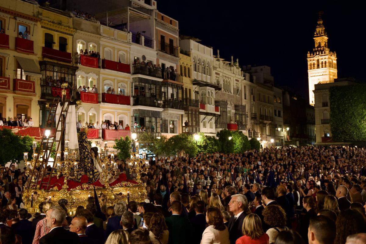Procesión de la Hermandad de El Baratillo por la Plaza de San Francisco durante su estación de penitencia.