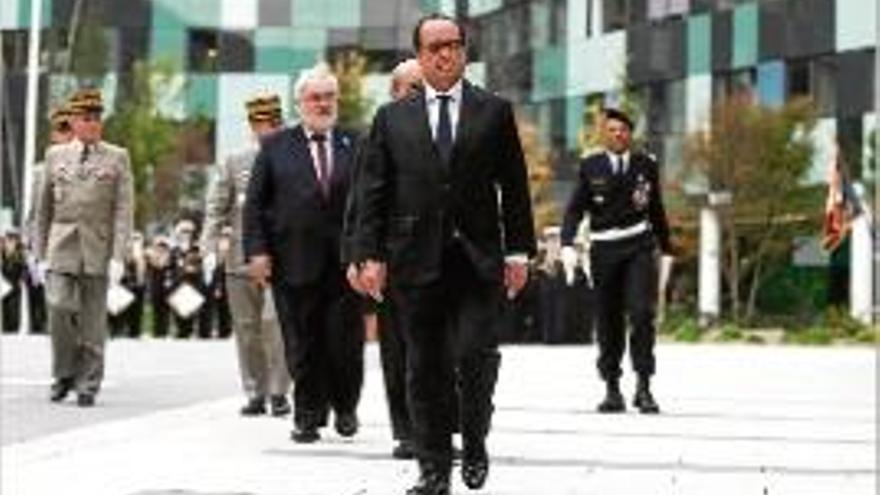 Hollande ha decidit tornar a enviar un vaixell a l&#039;Iraq i Síria.