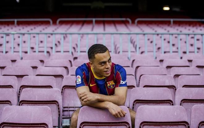 Sesión fotográfica de Sergiño Dest con la camiseta del FC Barcelona en el Camp Nou.